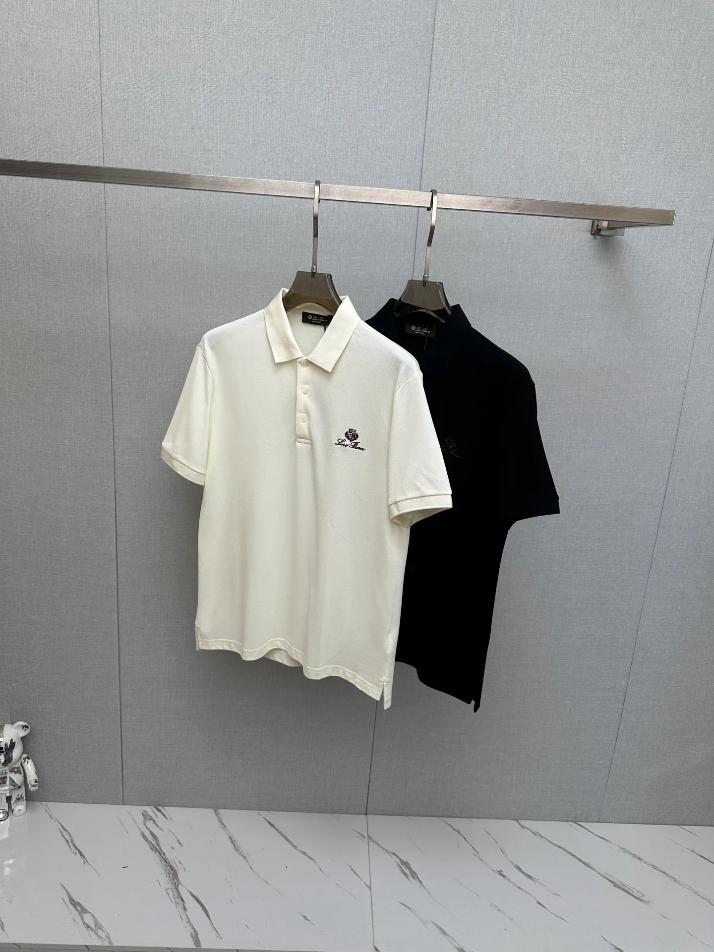 LP Spring and Summer New Arrival's first counter is the latest New Arrival lapel short-sleeved, refreshing and breathable. Premium customized design, avant-garde and fashionable! The brand logo is designed with heavy craftsmanship. It feels soft. It is comfortable to wear. It has exquisite counter-level stitching. It has fine workmanship. The upper body effect is incomparably handsome! A must-have item for a stylish man! Sizes:M-3XL
